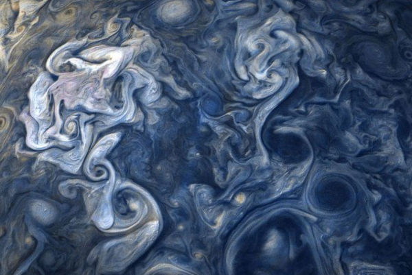 Снимки облаков Юпитера с близкого расстояния похожи на живопись