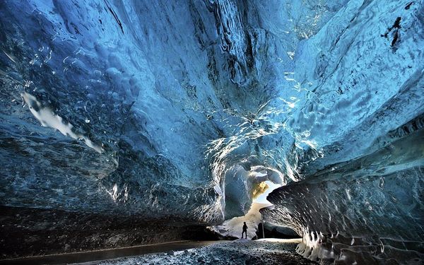 Ледяная пещера в национальном парке Vatnajoekull в Исландии