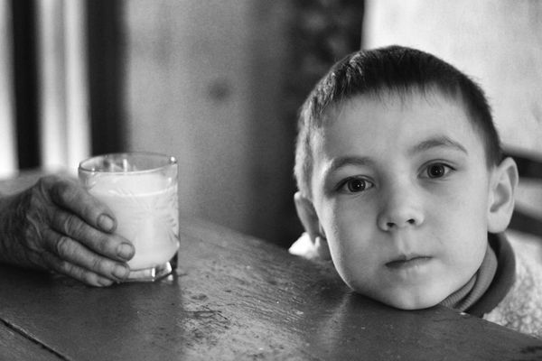 Фотографии о русской деревне. Молоко для внука