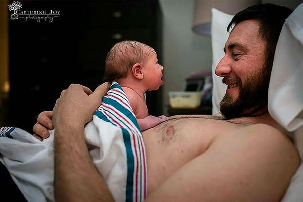 Фотографии отцов со своими новорожденными детьми